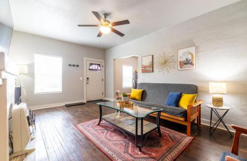 Chickasha Casa | The Charm Chickasha, Fiber WIFI, Washer & Dryer, Near DT Chickasha and Leg Lamp!