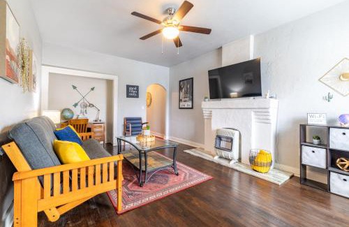Chickasha Casa | The Charm Chickasha, Fiber WIFI, Washer & Dryer, Near DT Chickasha and Leg Lamp!