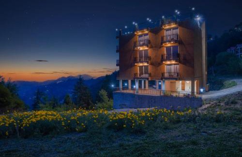 Fagu Apartamento | The Charvi Regency I Vacations I Conference I MICE I Family Events I Open Air Terrace I Sky Bonfire I Wooden Rooms With Pvt Balconies I Kufri by Exotic Stays
