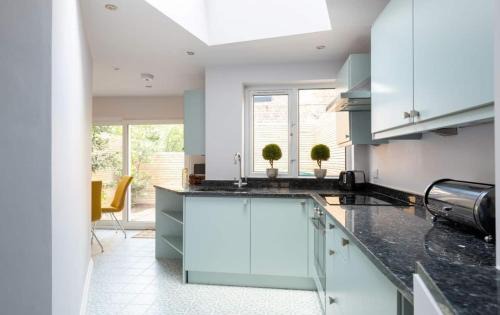 Redcliffe Casa | The Chelsea Cottage By Hok Living