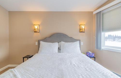 College Casa | The Chena River House River Suite