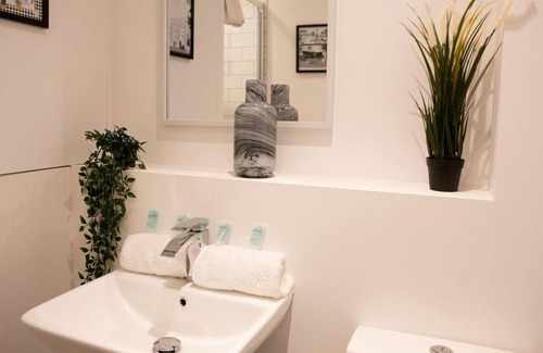 Blacon Apartamento | The Cheshire Gathering - Hot Tub 8 Bedrooms