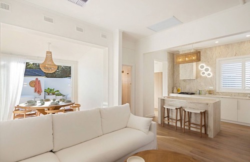 Glenelg South Casa | The Chester - 2BR Chic House with Outdoor Tub