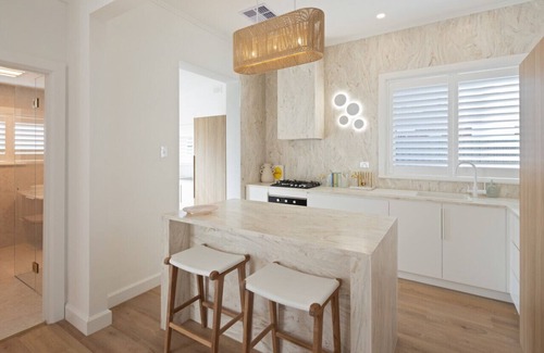Glenelg South Casa | The Chester - 2BR Chic House with Outdoor Tub