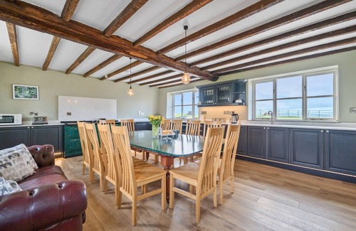 Tenbury Wells Casa | THE CHESTNUTS, pet friendly, with hot tub in Tenbury Wells