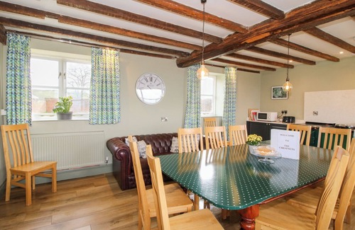 Tenbury Wells Casa | THE CHESTNUTS, pet friendly, with hot tub in Tenbury Wells