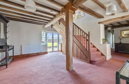 Tenbury Wells Casa | THE CHESTNUTS, pet friendly, with hot tub in Tenbury Wells