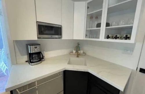 West Newport Apartamento | The Chic Beach Studio w/spacious patio