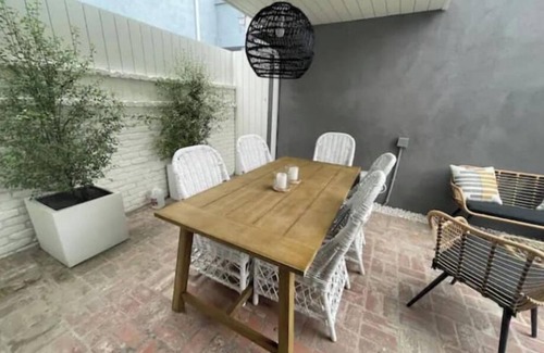 West Newport Apartamento | The Chic Beach Studio w/spacious patio