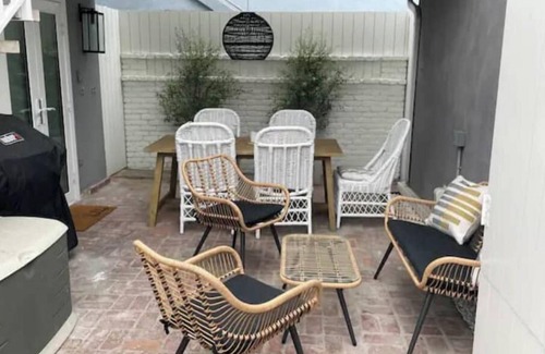 West Newport Apartamento | The Chic Beach Studio w/spacious patio