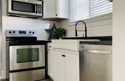 Evansville Casa | The Chic Shack | Centrally Located 2BR/1BA Home