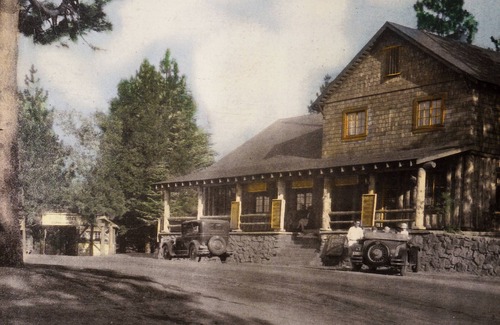 Twin Peaks Cabina | The Christmas Pine Cabin at The Twin Peaks Lodge