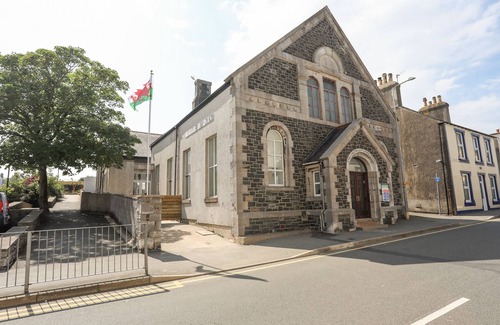 Holyhead Cabaña | The Church