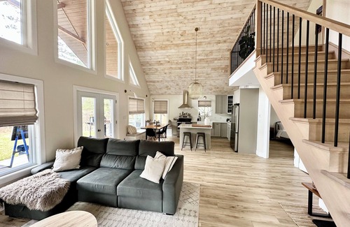 Mansfield-et-Pontefract Chalet De Esquí | The Chutes Chalet- 4 Season River Front with Hot Tub!