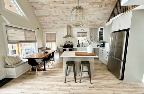 Mansfield-et-Pontefract Chalet De Esquí | The Chutes Chalet- 4 Season River Front with Hot Tub!