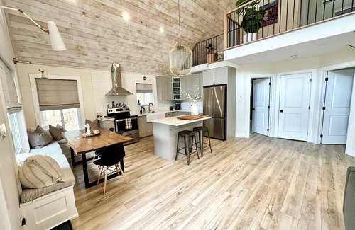 Mansfield-et-Pontefract Chalet De Esquí | The Chutes Chalet- 4 Season River Front with Hot Tub!