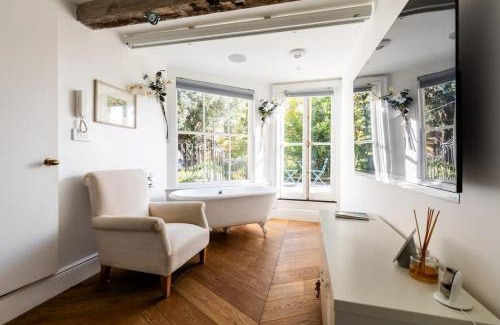 Upper Town Apartamento | The Circus Apartment with Terrace & Free Parking