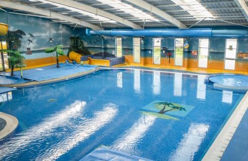 Northampton Casa | The Clare Court 6BR Luxury Retreat - Sleeps 14 - Free Parking and Complimentary Access to Billing Aquadrome Holiday Village for Swimming - 2 nights minimum
