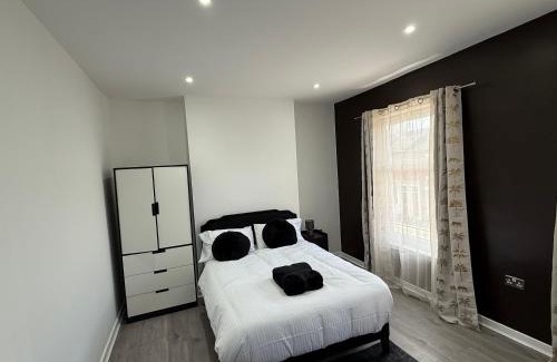 Northampton Casa | The Clare Court 6BR Luxury Retreat - Sleeps 14 - Free Parking and Complimentary Access to Billing Aquadrome Holiday Village for Swimming - 2 nights minimum