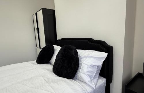 Northampton Casa | The Clare Court 6BR Luxury Retreat - Sleeps 14 - Free Parking and Complimentary Access to Billing Aquadrome Holiday Village for Swimming - 2 nights minimum