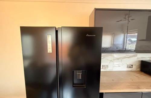 Northampton Casa | The Clare Court 6BR Luxury Retreat - Sleeps 14 - Free Parking and Complimentary Access to Billing Aquadrome Holiday Village for Swimming - 2 nights minimum