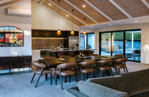Wanaka Casa | The Clearview House | Lake View | Sleeps 9