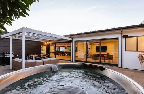 Wanaka Casa | The Clearview House | Lake View | Sleeps 9