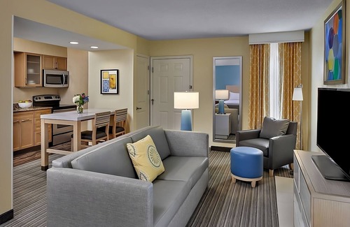 Middleburg Heights Hotel | The Cleveland Gray's Armory Museum Tour! Pet-friendly Rental W/ FREE Parking!