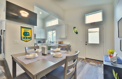 South Natomas Casa | “The Club House” - 7 Minutes from Downtown Sacramento - Stylish 2 bed/2 bath
