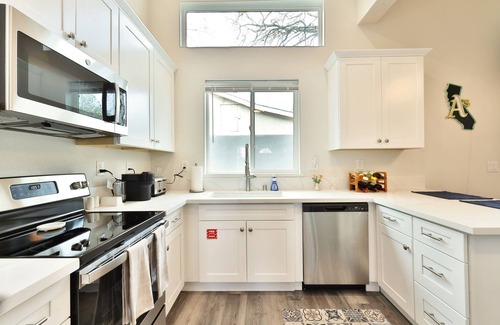 South Natomas Casa | “The Club House” - 7 Minutes from Downtown Sacramento - Stylish 2 bed/2 bath