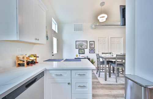 South Natomas Casa | “The Club House” - 7 Minutes from Downtown Sacramento - Stylish 2 bed/2 bath