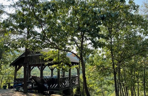 Covington Cabina | The Clubhouse in the Woods along the trail to the Lookout
