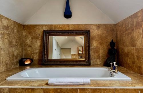Cheltenham Apartamento | The Coach House Duplex Apartment - by MaisonPro