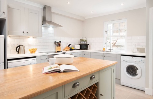 Penicuik Cabaña | The Coach House, Pentland Hills - Sleeping 6 Guests in 3 Bedrooms, Dog Friendly