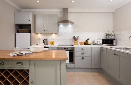 Penicuik Cabaña | The Coach House, Pentland Hills - Sleeping 6 Guests in 3 Bedrooms, Dog Friendly