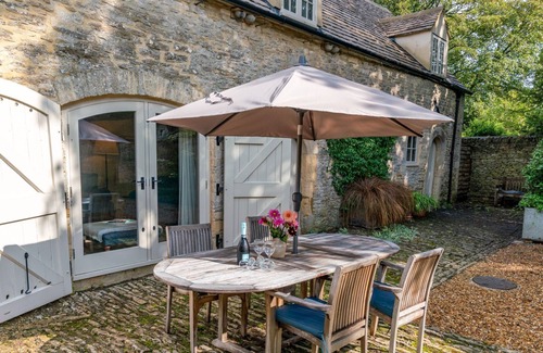Cold Aston Cabaña | The Coach House - sleeps 4 guests in 2 bedrooms