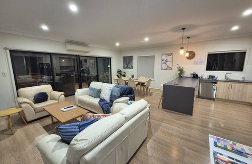 Moonta Bay Casa | 🎣🦀The Coastal Crab, Moonta Bay. 🐾 Pet friendly holiday accommodation 🐾⛱️🚂🛝
