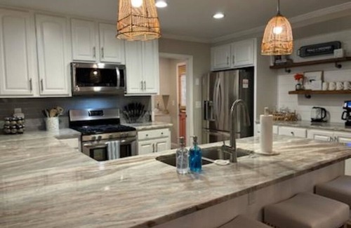 North Charleston Casa | The Coastal Haven / King Bed / WIFI / Near Shopping & Dining