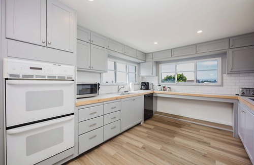 El Granada Casa | The Coastal Retreat, Scenic Harbor, Ocean Views, Walk to Beach, Restaurants