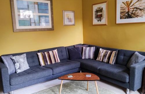 Wadsworth Casa | The Cobbles - Central, Parking, Netflix & Woodburner