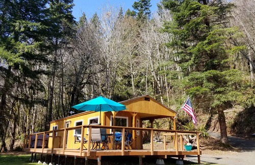 Rosburg Cabina | El Coho Cabin se encuentra en el histórico pueblo pesquero de Pillar Rock.