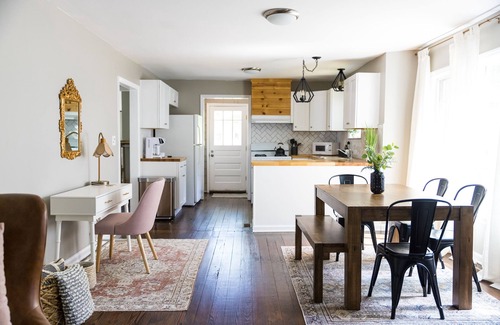 Greensboro Casa | The Coliseum Cottage. 1 King/ 2 Queen Beds. Close to coliseum and colleges.