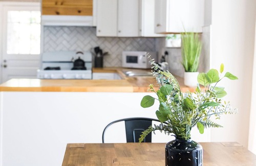 Greensboro Casa | The Coliseum Cottage. 1 King/ 2 Queen Beds. Close to coliseum and colleges.