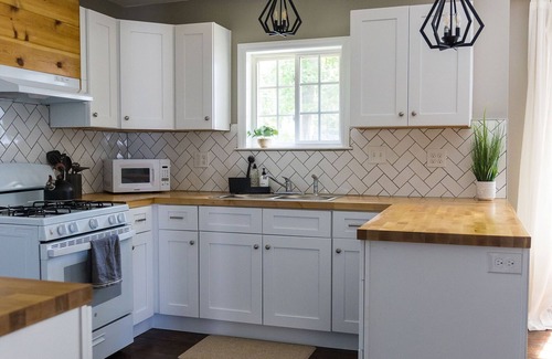 Greensboro Casa | The Coliseum Cottage. 1 King/ 2 Queen Beds. Close to coliseum and colleges.