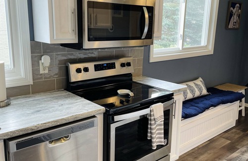 Coloma Casa | The Coloma Cottage - Historic Charm, Modern Amenities Beach Breweries Wineries