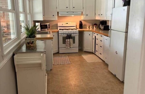 Cambridge Casa | Spacious 4BR, Steps to Main St, Pet-Friendly Yard & Beautiful Porch