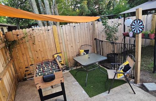 Fayetteville Casa | The Common Room- 1 Room+ full bath in Fayetteville with WiFi, AC, laundry.
