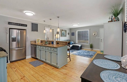 Fox Lake Apartamento | `The Compass Cottage` A Cute & Cozy 2/1 Lakeview House with Hot Tub Included
