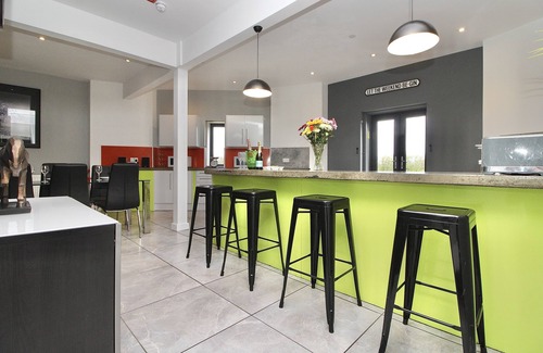 Ipswich Apartamento | The Concrete Castle - 7 floors with a Lift, Cinema and an 80ft high Roof Garden