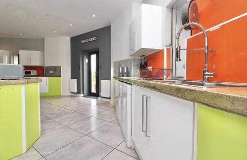 Ipswich Apartamento | The Concrete Castle - 7 floors with a Lift, Cinema and an 80ft high Roof Garden
